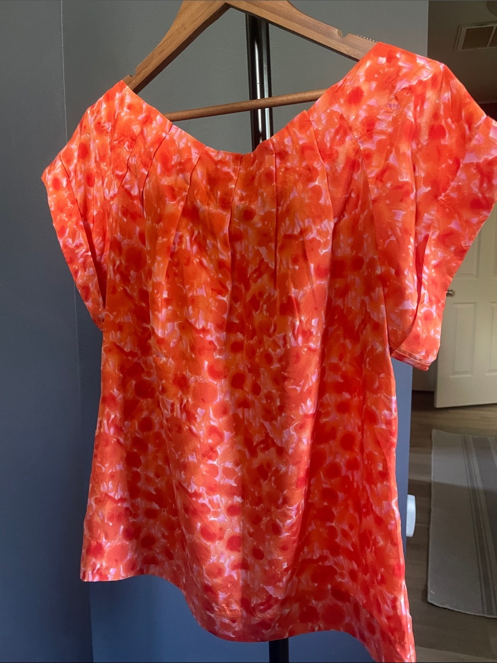 Banana Republic 100% Silk Short Sleeve Floral Blouse Top with Pleated Neckline - Picture 3 of 8